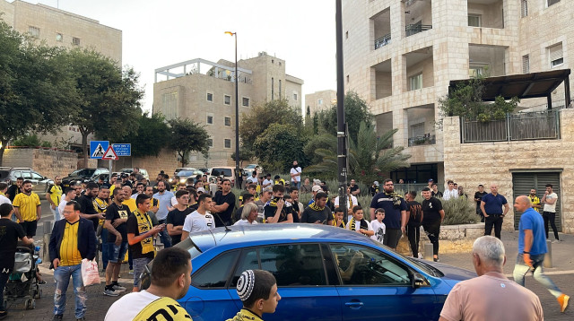 אוהדי בית"ר ירושלים מפגינים מול ביתה של סיגלית סייג (צילום: מערכת וואלה!, .)