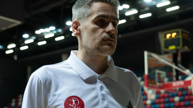 יאניס קסטריטיס מאמן הפועל תל אביב (צילום: ניב אהרונסון, ניב אהרונסון)