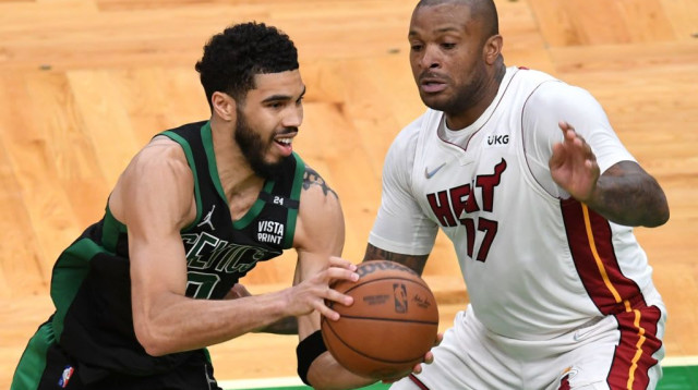 עדיין שחקן מבוקש מאוד. פי ג'יי טאקר שומר על טייטום (צילום: GettyImages)