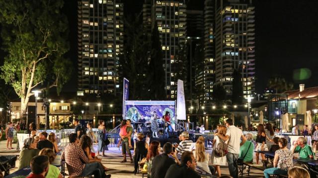 לילה לבן  מוזיקה ותאטרון רחוב בשוק הפשפשים  (צילום: כפיר סיון)