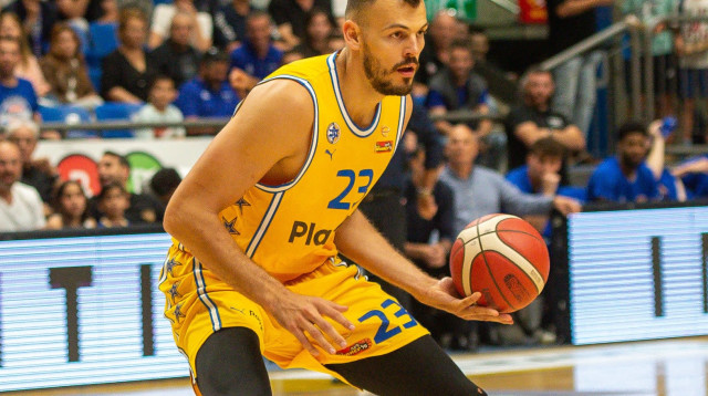 שוב על הפרקט. ז'יז'יץ' (צילום: ברני ארדוב)