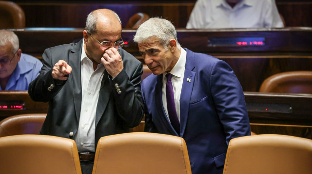 יאיר לפיד, אחמד טיבי (צילום: נועם מושקוביץ, דוברות הכנסת)