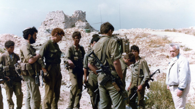 שר הביטחון אריאל שרון על מבצר הבופור עם חיילים  (צילום: ארכיון צה"ל במשרד הביטחון)