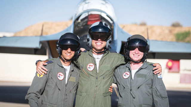 שלושת החברים מנבטים שסיימו קורס טיס (צילום: דובר צה"ל)