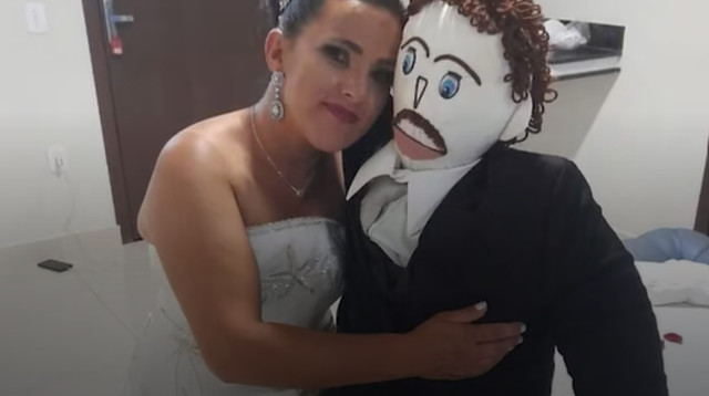 מיריבון רושה מוראס ובן זוגה "מרסלו", בובת הסמרטוטים (צילום: צילום מסך טיקטוק)