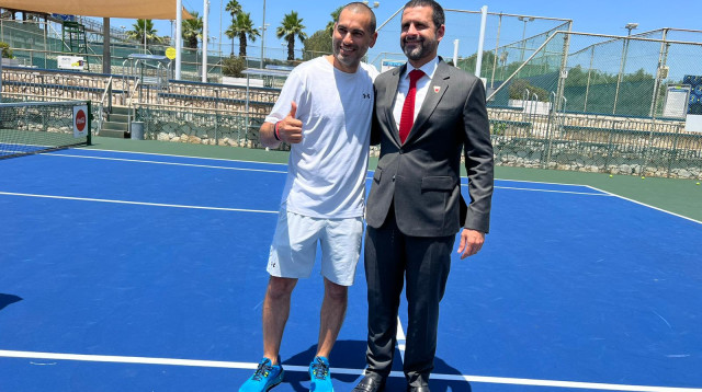 טניסאי העבר אנדי רם עם שגריר בחריין בישראל חאלד אל ג'לאמה (צילום: קרן שמש)