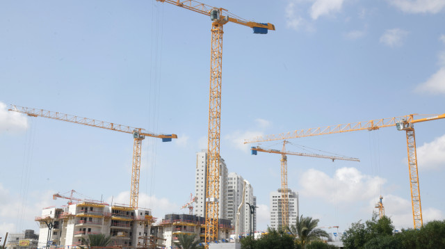 אתר בנייה בבאר יעקב (צילום: פלאש 90)