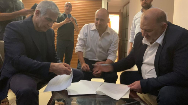 מנסור עבאס, נפתלי בנט ויאיר לפיד לאחר החתימה בכפר המכביה (צילום: דוברות רע"מ)