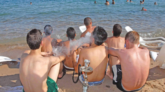בני נוער מעשנים נרגילות בחוף הים באילת (צילום: יהודה בן יתח)