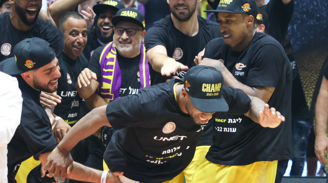 שחקני הפועל חולון חוגגים עם ג'ו רגלנד (צילום: דני מרון)
