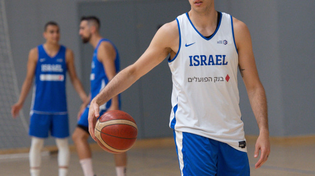 עוז בלייזר, שחקן נבחרת ישראל (צילום: ברני ארדוב)