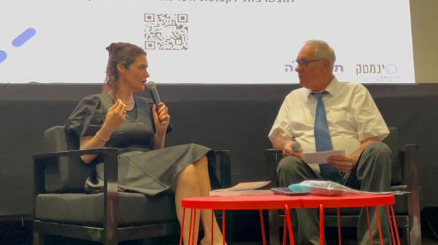 משה נסטלבאום וח"כ אמילי מואטי בשבתרבות בהרצליה (צילום: ללא)