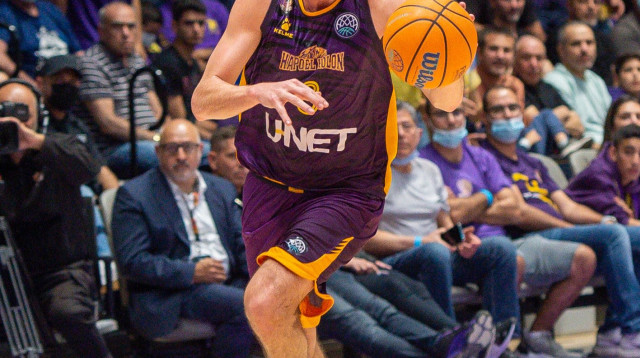 שחקן הפועל חולון פרדריק בורדיון (צילום: ברני ארדוב)