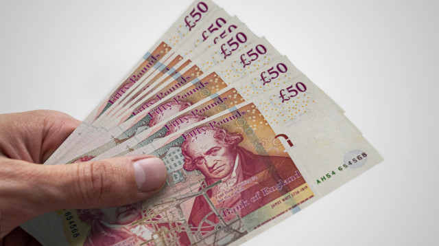 שטרות של 50 ליש"ט, אזרחי בריטניה יאלצו לבזבז את הכסף או להפקידו לבנק (צילום: אינג'אימג')