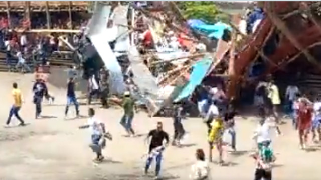 קריסת היציע בקולומביה (צילום: רשתות חברתיות)