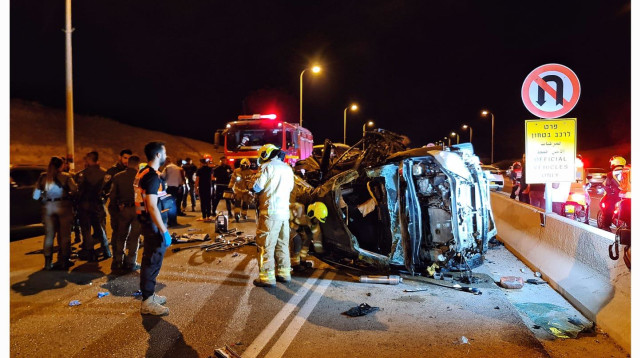 זירת התאונה סמוך לצומת להבים (צילום: כבאות והצלה)