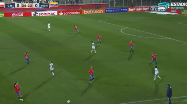 נבחרות הנשים בכדורגל ונצואלה-צ'ילה עצרו את המשחק באמצי בגלל מי שהתפרץ למגרש (צילום: צילום מסך טוויטר)