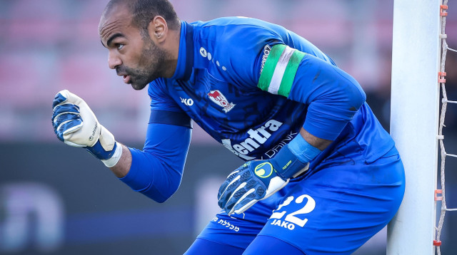 שוער בני סכנין מחמוד קנדיל (צילום: מאור אלקסלסי)