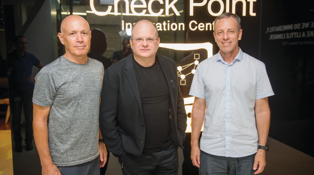 גיל שוויד (באמצע)  (צילום: חן דמארי)