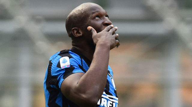 חולם על חזרה. לוקאקו במדי אינטר (צילום: רויטרס)