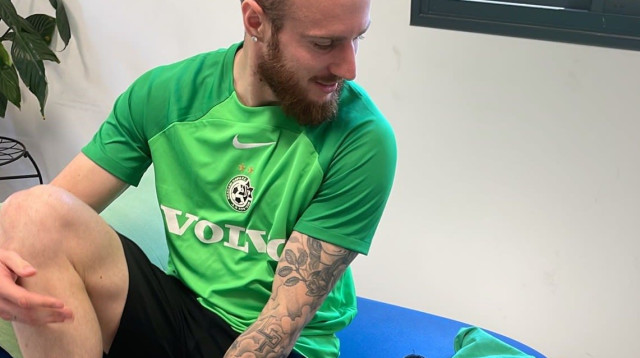 פייר קורנו במדי מכבי חיפה (צילום: אתר רשמי, אינסטגרם)