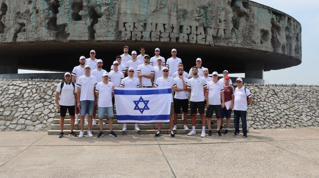נבחרת ישראל בכדורסל במחנה ההשמדה מיידנק (צילום: אתר רשמי, איגוד הכדורסל הישראלי)