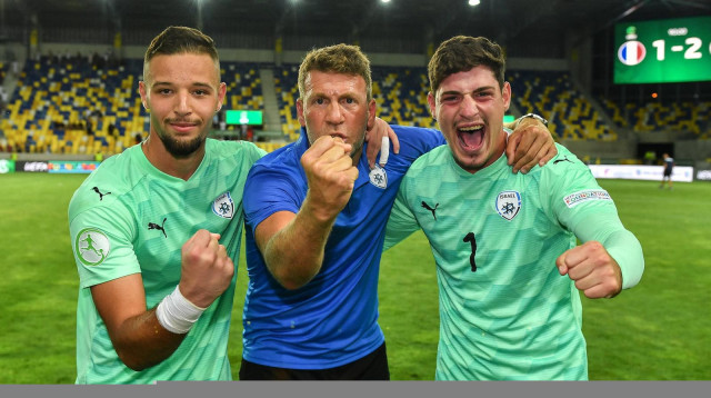 גיא סולומון עם שוערי נבחרת הנוער ליאור גליקליך, תומר צרפתי (צילום: באדיבות המצולמים)