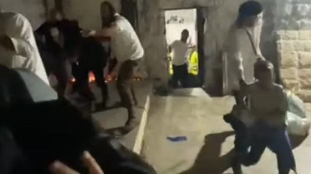 פינוי הפצועים אחרי הירי בקבר יוסף (צילום: שימוש לפי סעיף 27 א')