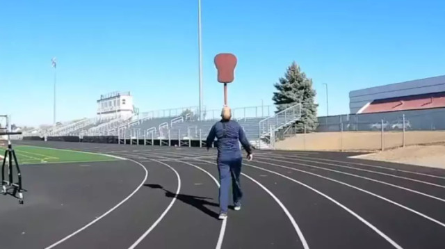 צעד 5.4 קילומטרים עם גיטרה על הסנטר ושבר שיא גינס (צילום: שיאי גינס)