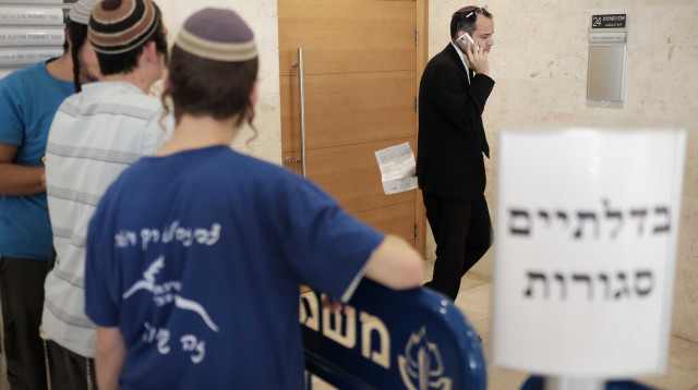 עורך הדין עדי קידר בבית המשפט. להאיר את אי הצדק (צילום: אלכס קולומויסקי, פלאש 90)