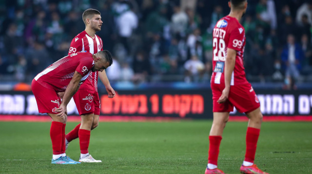 שחקני הפועל תל אביב יואב תומר, שי אליאס, שי אייזן (צילום: מאור אלקסלסי)