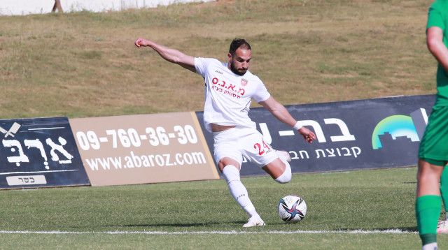 שחקן מ.ס. כפר קאסם מוטי מלכה (צילום: קובי אליהו)