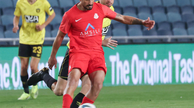 קני סייף שחקן מ.ס. אשדוד מול עמית כהן שחקן בית"ר ירושלים (צילום: דני מרון)