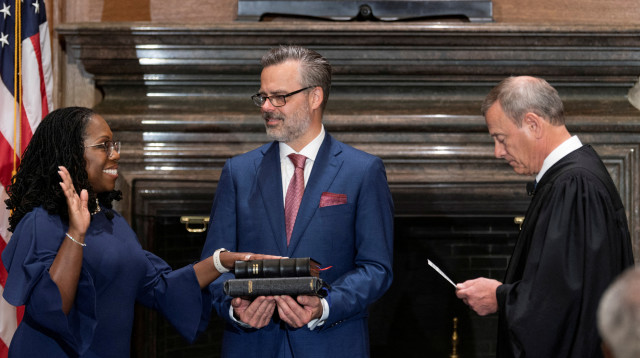 קטנג'י בראון ג'קסון בעת השבעתה (צילום: רויטרס)