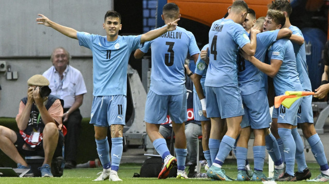 שחקני נבחרת הנוער של ישראל חוגגים (צילום: רויטרס)