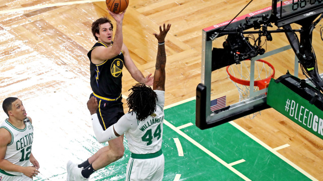 רוברט וויליאמס חוסם את נמניה בייליצה (צילום: רויטרס)