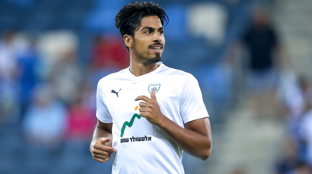 דור פרץ שחקן נבחרת ישראל בחימום (צילום: מאור אלקסלסי)