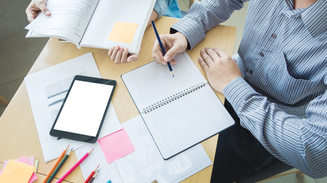 סטודנטים לומדים (צילום: אינגאימג)