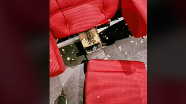 הרס באולם הקולנוע לאחר הקרנת הסרט החדש של המיניונים (צילום: מתוך טיקטוק)