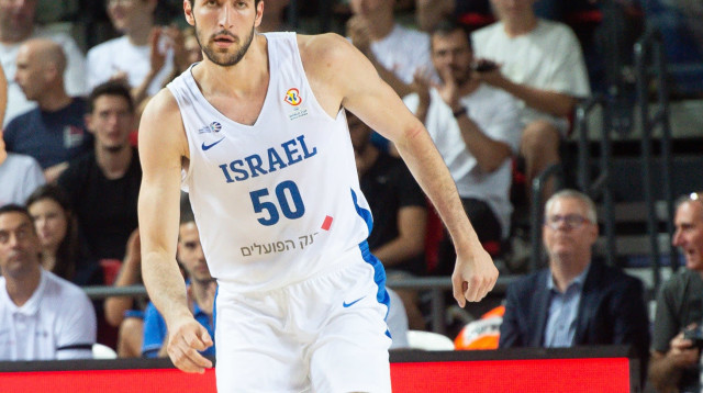 שחקן נבחרת ישראל בכדורסל יובל זוסמן (צילום: ברני ארדוב)