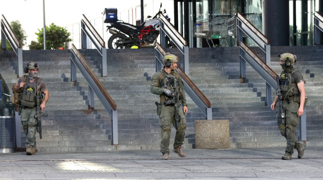 כוחות ביטחון מקומיים מחוץ לקניון בקופנהגן בו התרחש אירוע ירי (צילום: רויטרס)