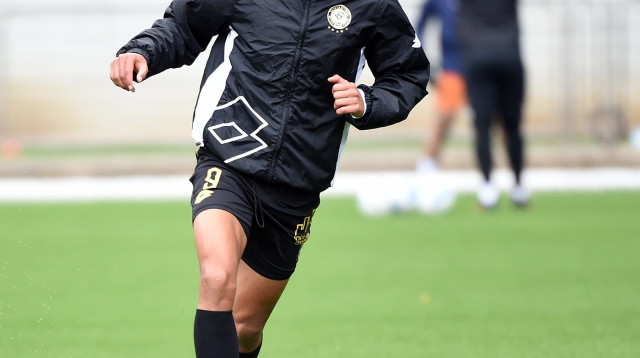 בן אז'ובל שחקן מכבי נתניה בחימום (צילום: ברני ארדוב)