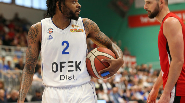 הרצליה ברחה כבר בפתיחה בהובלתו. קופר (צילום: אודי ציטיאט)