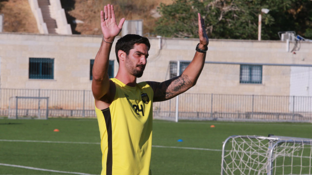 הקפטן מודה לקהל. קריאף (צילום: קובי אליהו)