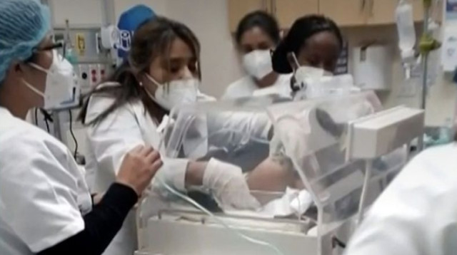 ניסו להציל את חייו של התינוק אך ללא הועיל, בית החולים בגואיאקיל, אקוודור (צילום: צילום מסך פייסבוק)