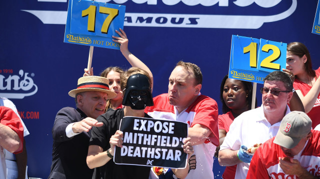 ג'ואי צ'סטנאט בתחרות אכילת נקניקיות (צילום: GettyImages, Kena Betancur)