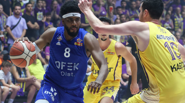 שחקן בני הרצליה שון דאוסון מול שחקן הפועל חולון גיא פניני (צילום: דני מרון)