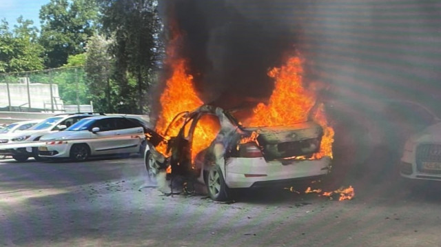 זירת פיצוץ הרכב בזכרון יעקב (צילום: דוברות כבאות מחוז חוף)