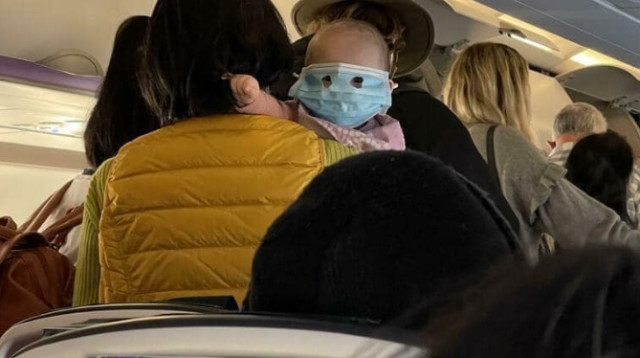 תינוק תועד כשעל פניו מסכת קורונה (צילום: צילום מסך פייסבוק)