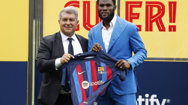 פרנק קסייה מוצג בברצלונה, עם נשיא המועדון ז'ואן לאפורטה (צילום: רויטרס)